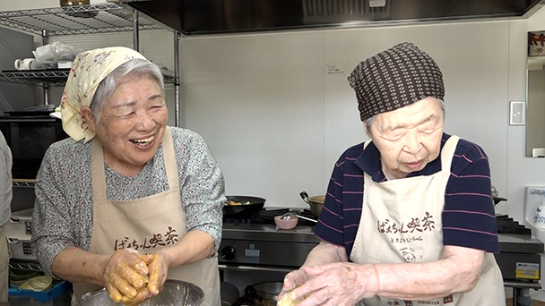 おばあちゃんたちが笑顔で働く喫茶店
